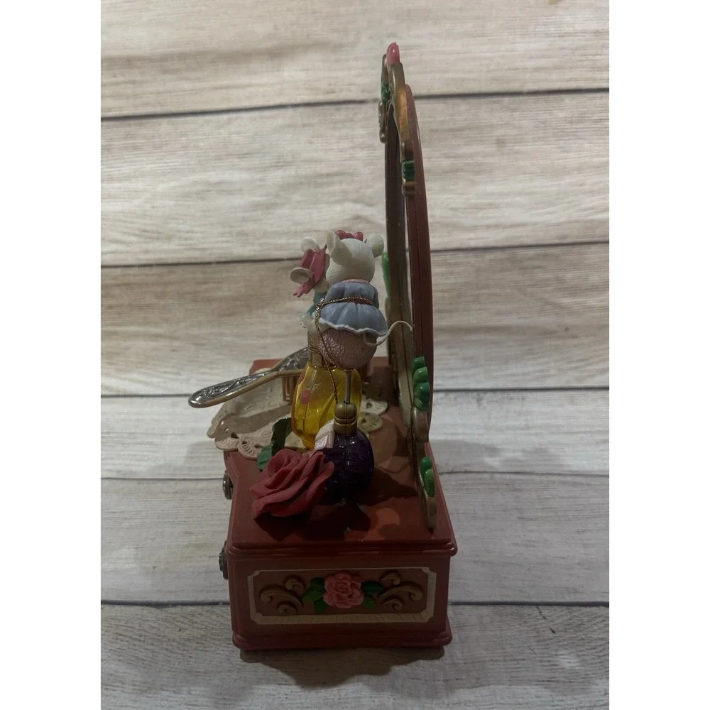 Vintage Lustre Fame Mouse Small World Little Dresser Vanity Music Box SEE VIDEO